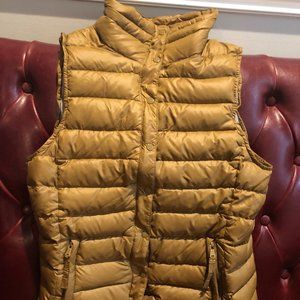 Gap Gold Light Weight Puffer Vest size XS with pockets